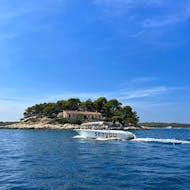 Ein Boot während der Bootstour nach Hvar und zum Golden Horn auf der Insel Bol mit Schnorchelstopp mit SeaYou Croatia.
