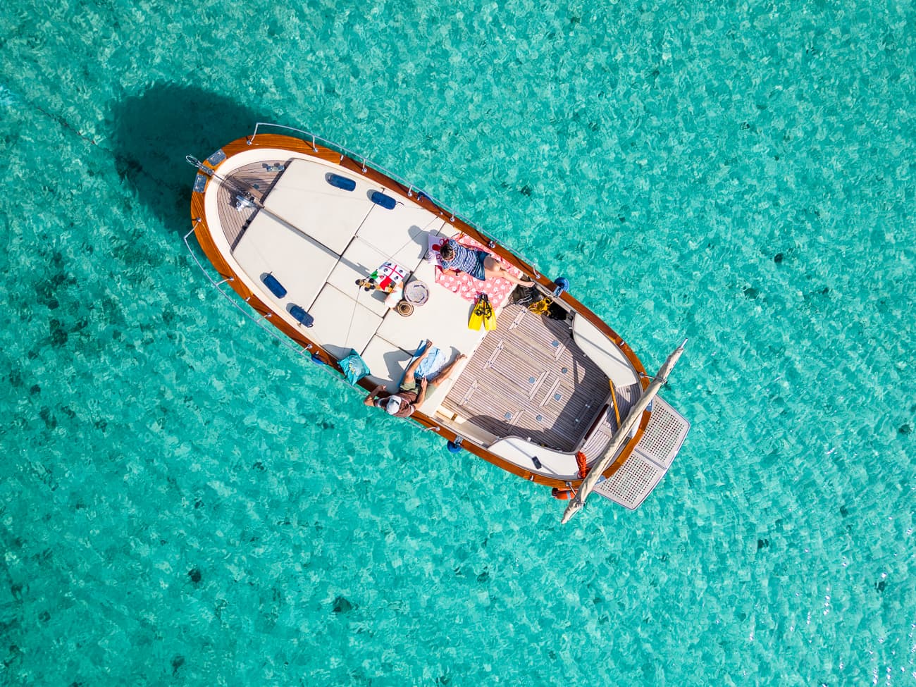 Paseo en Barco desde Porto San Paolo a Tavolara con Esnórquel y Aperitivos.