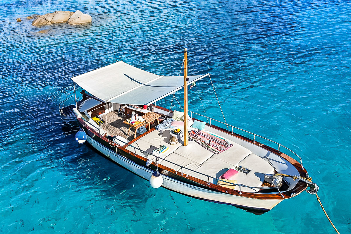 Tour in barca privata da Porto San Paolo a Tavolara con snorkeling e snack.