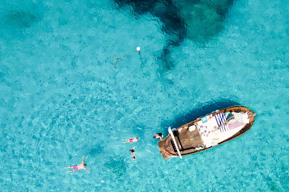 Excursion en bateau privé de Porto San Paolo à Tavolara avec plongée en apnée et déjeuner.