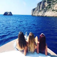 Eine Gruppe, die ihre Bootstour nach Brač und Bol mit Schnorchelstopp und Sightseeing mit SeaYou Croatia genießt.