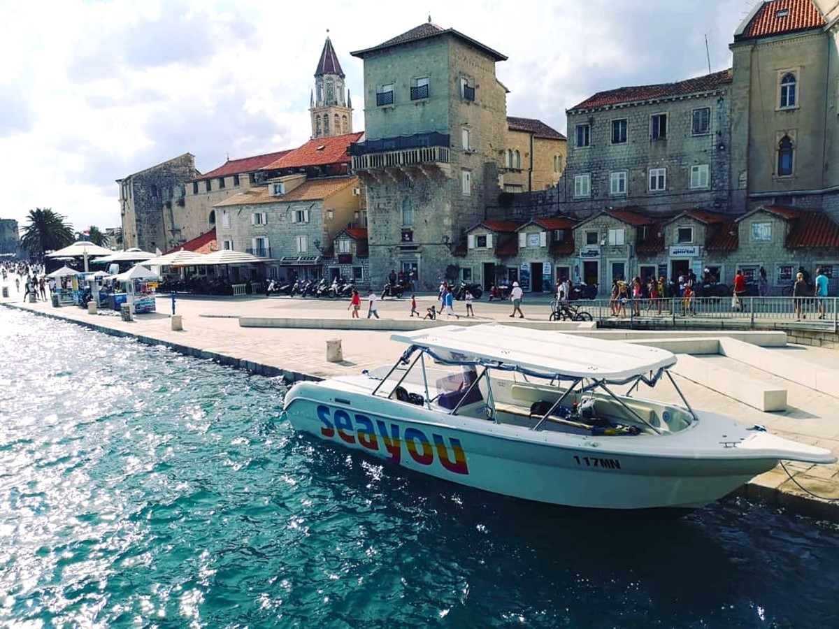 Uno de los lugares que puedes ver durante la Excursión en Barco a la Laguna Azul y Trogir con Esnórquel con SeaYou Croacia.