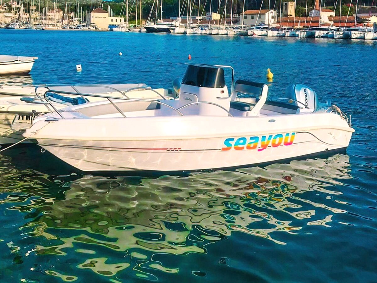 Location de bateau à Milna avec permis (jusqu'à 6 personnes) avec SeaYou Croatia.