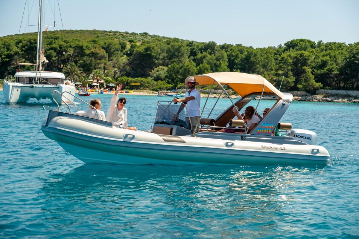 Location de bateau sur l'île de Brač avec permis (jusqu'à 8 personnes) avec SeaYou Croatia.