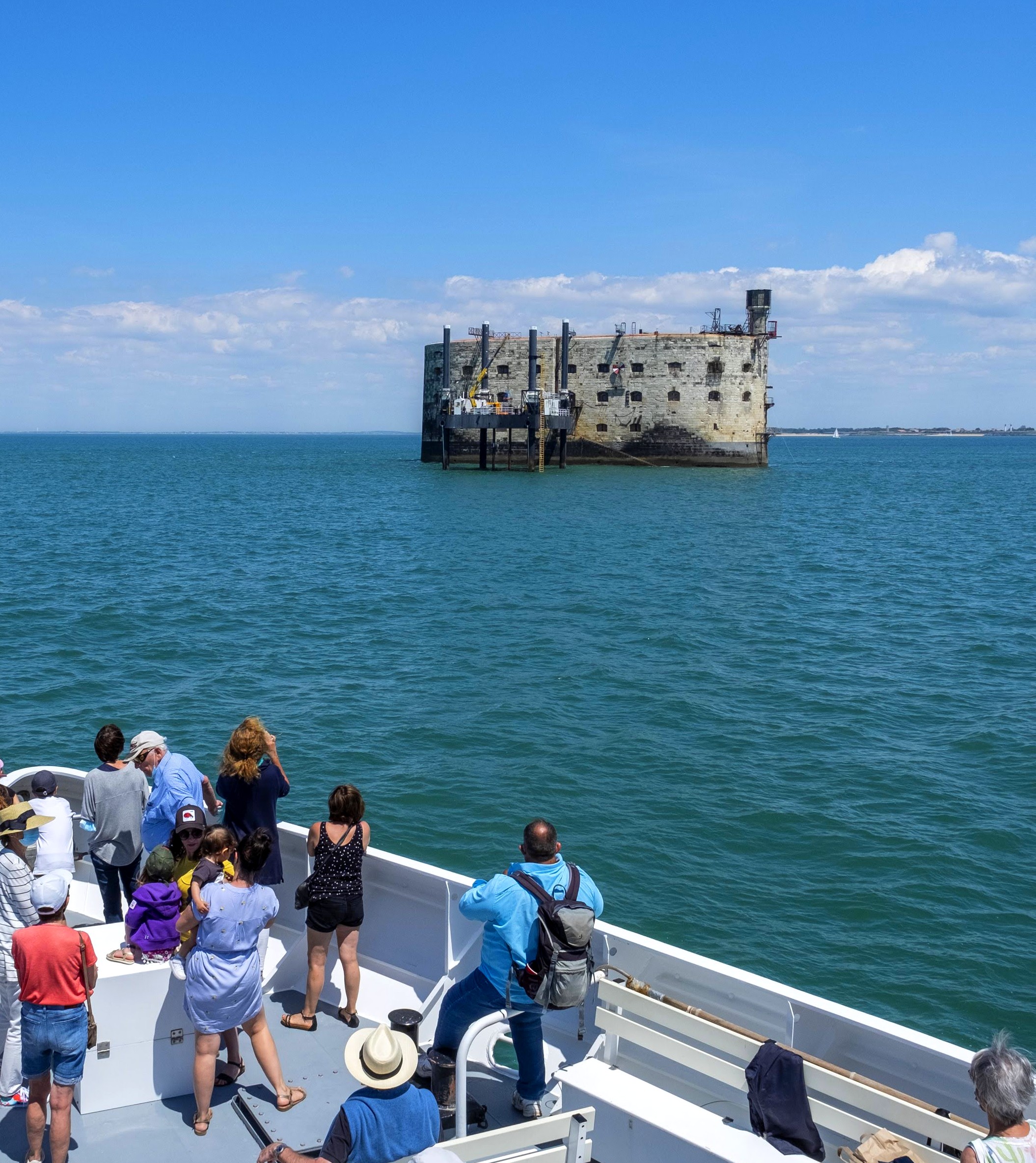 Balade commentée en bateau à Fort Boyard depuis l'île de Ré | Compagnie ...