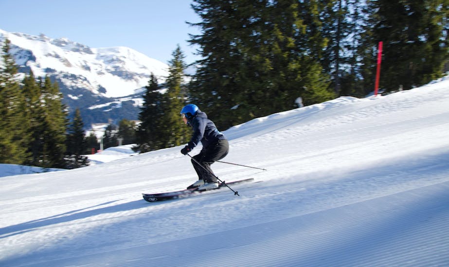 Een skiër glijdt de piste af tijdens de privé skilessen voor volwassenen van alle niveaus met de skischool Diablerets Pure Trace.