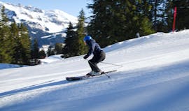 Een skiër glijdt de piste af tijdens de privé skilessen voor volwassenen van alle niveaus met de skischool Diablerets Pure Trace.