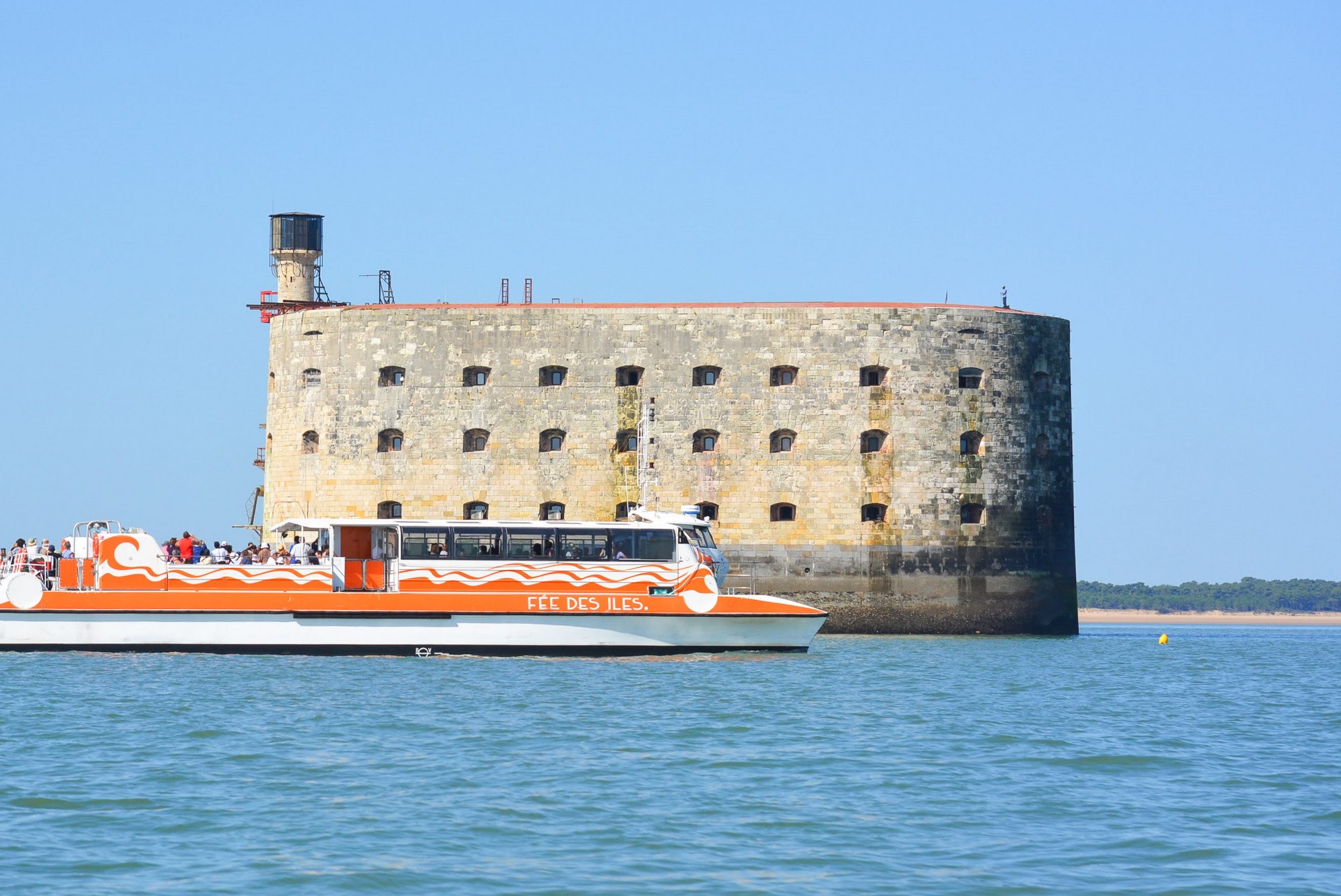 Un bateau passe devant le Fort Boyard pendant la Balade en bateau à Fort Boyard depuis Saint-Nazaire-sur-Charente avec Compagnie Interîles Charente-Maritime.