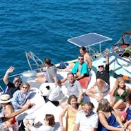 Grupo de personas disfrutando del Paseo Privado en Barco con Comida, SUP y Esnórquel en Gran Canaria con Panda Boats Canarias.