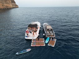 Foto panorámica del Paseo Privado en Barco ofrecido con Comida, SUP y Esnórquel en Gran Canaria con Panda Boats Canarias.