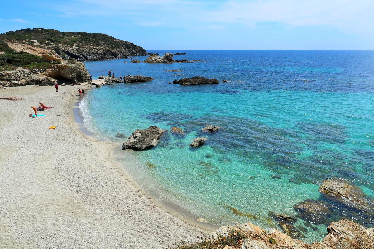 Una spiaggia con sabbia durante il Tour in barca alle Isole di Rouveau ed Embiez con soste per nuotare con Maïreva Sanary-sur-Mer.