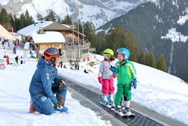 Des enfants s'entraînent à skier dans l'aire d'entraînement pendant leur Cours de ski Enfants "Jardin des Neiges" (3-4 ans) avec l'école de ski Diablerets Pure Trace.