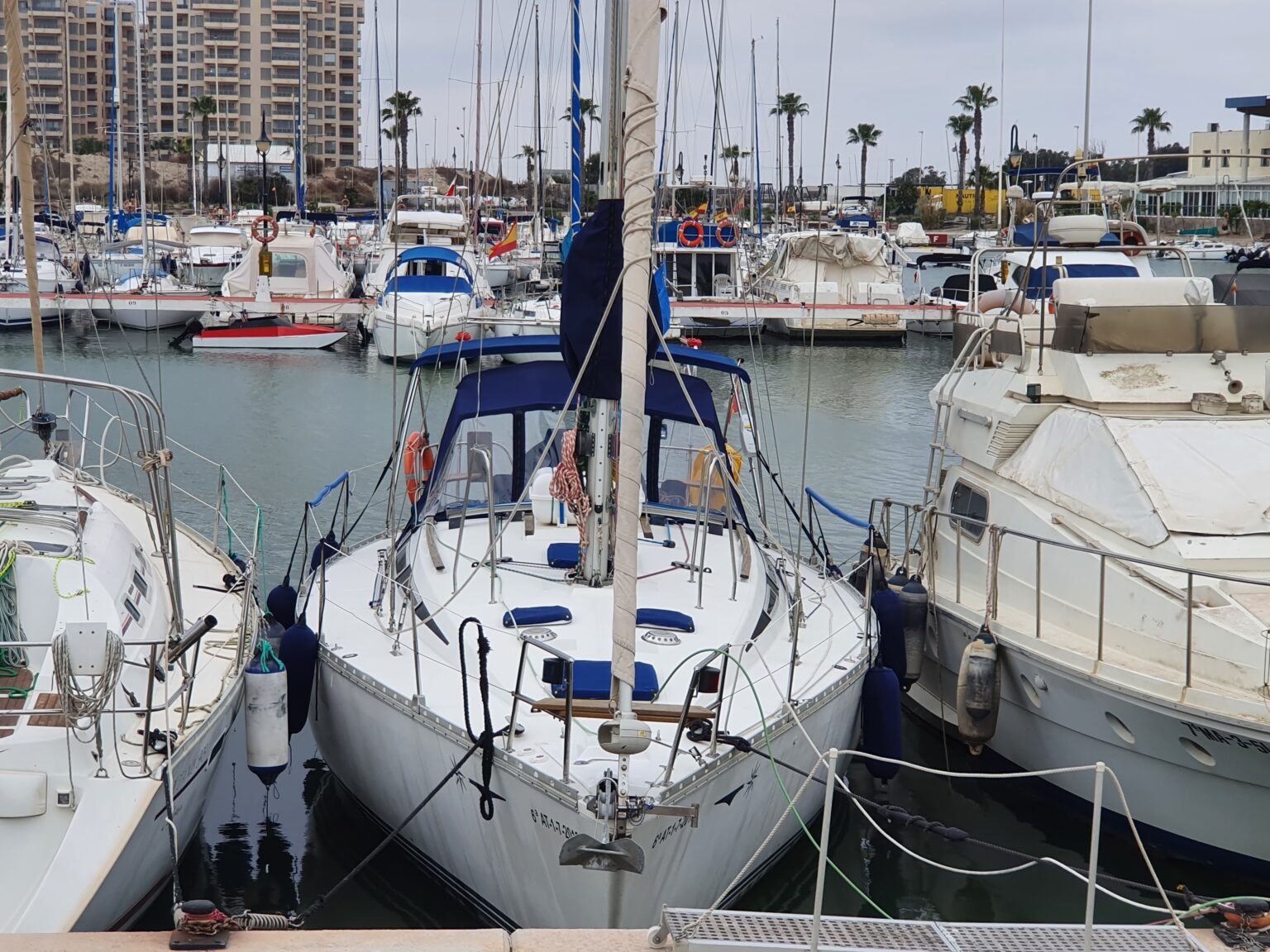 Groß Private Segelboottour in Alicante (bis zu 11 Personen) mit Skipper mit La Reina Azul Nautica Alicante.