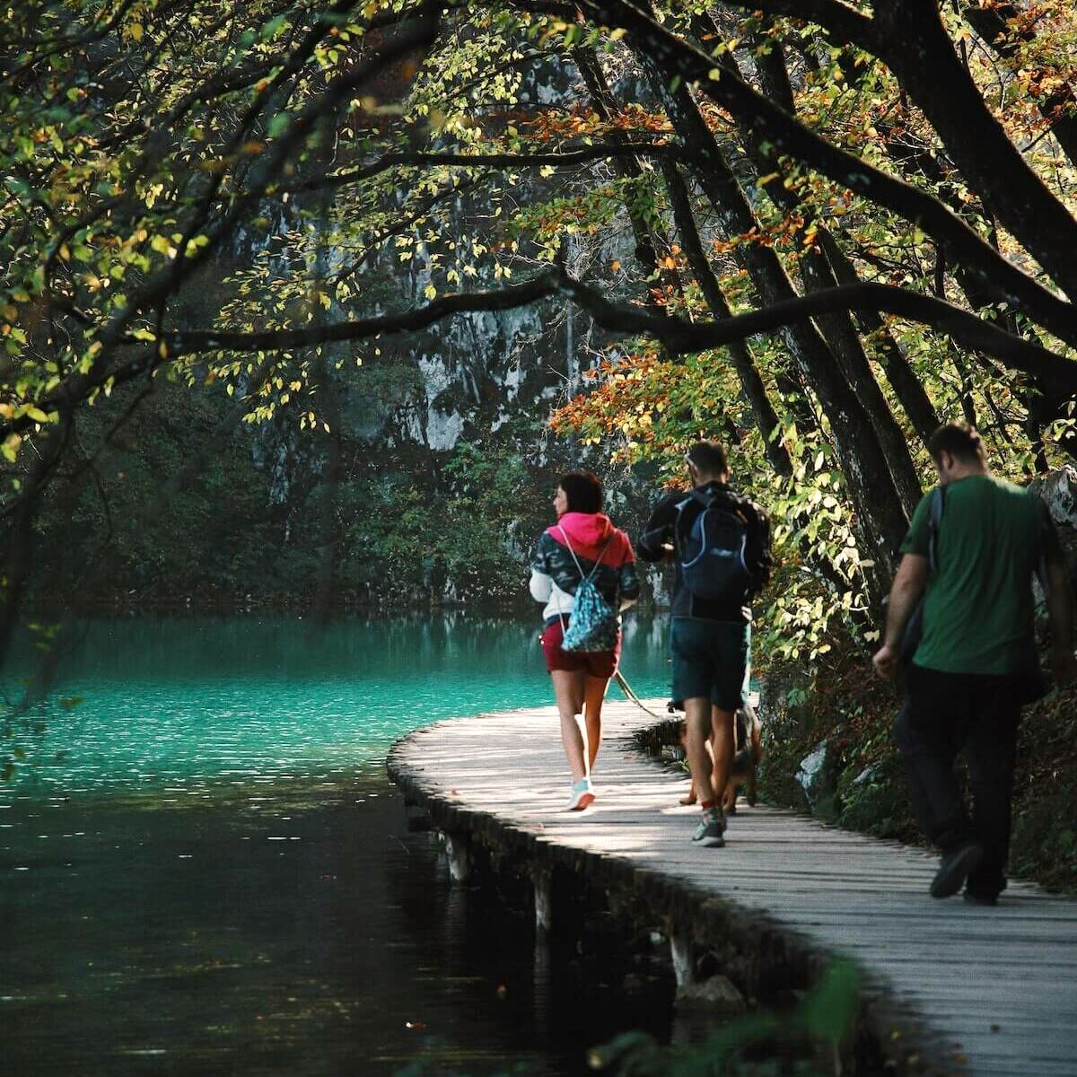Bustour van Zadar naar Nationaal park Plitvicemeren met boottocht en treinreis met Zadar In And Out Tours.