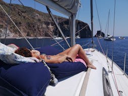 Tour privato in barca a vela all'area marina protetta Isole Ciclopi con pranzo.