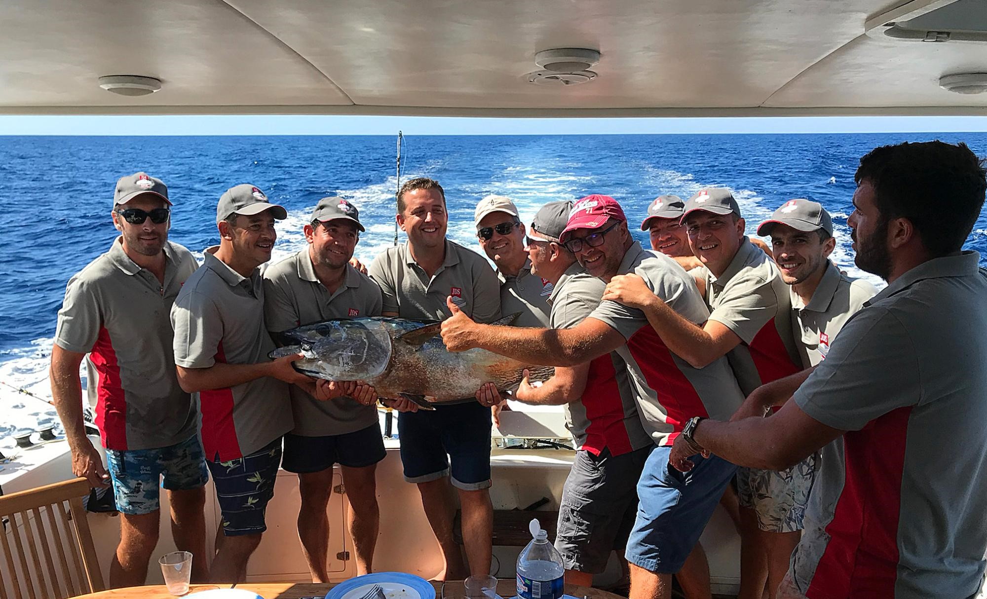 Diverse persone tengono in mano un pesce durante la Tour in barca da Sanary-sur-Mer con pesca sportiva con Maïreva Sanary-Sur-Mer.