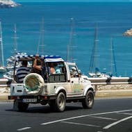 Bild eines Jeeps, der während einer Jeep-Tour auf Gozo entlang einer Küstenstraße fährt, mit Mittagessen mit Barbarossa Excursions Malta.