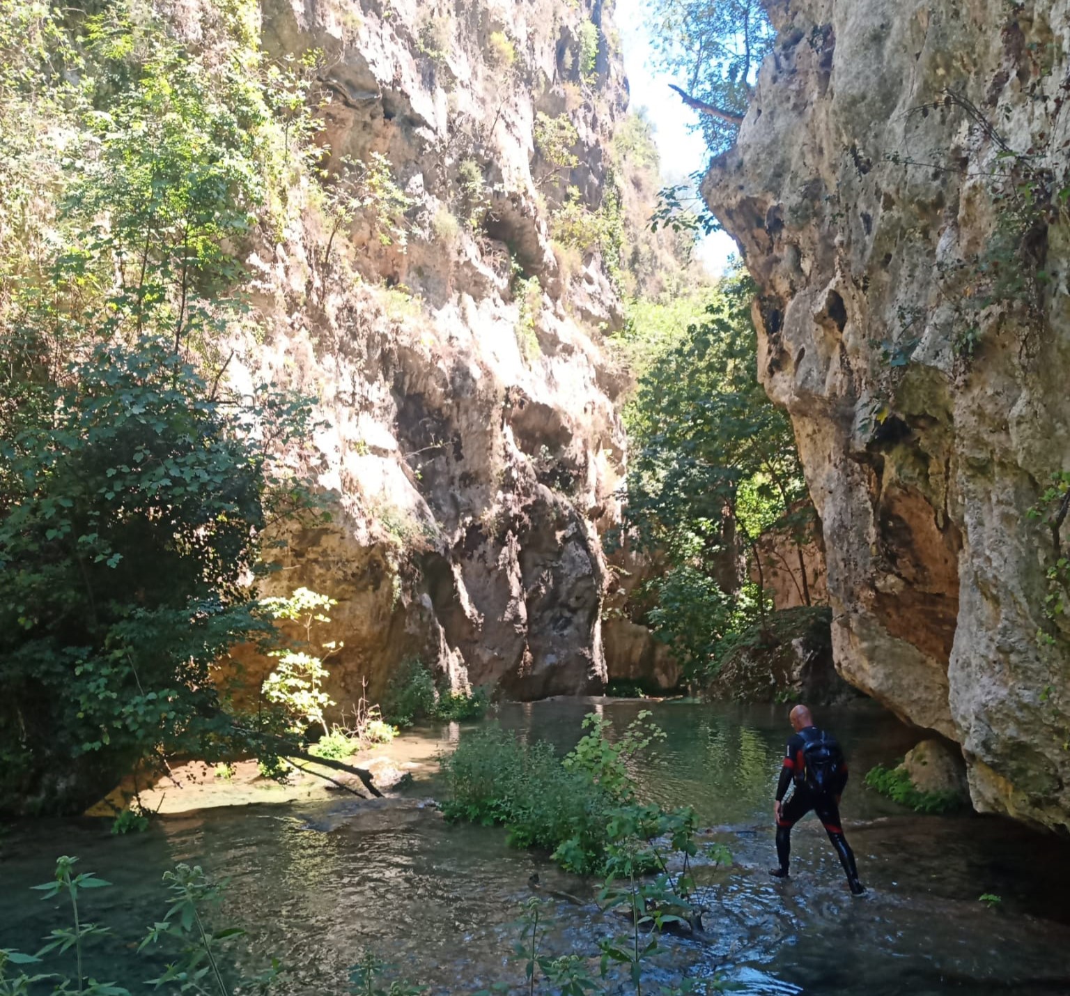 Wandelen naar het Natuurreservaat Pantalica met Etna Emotion.