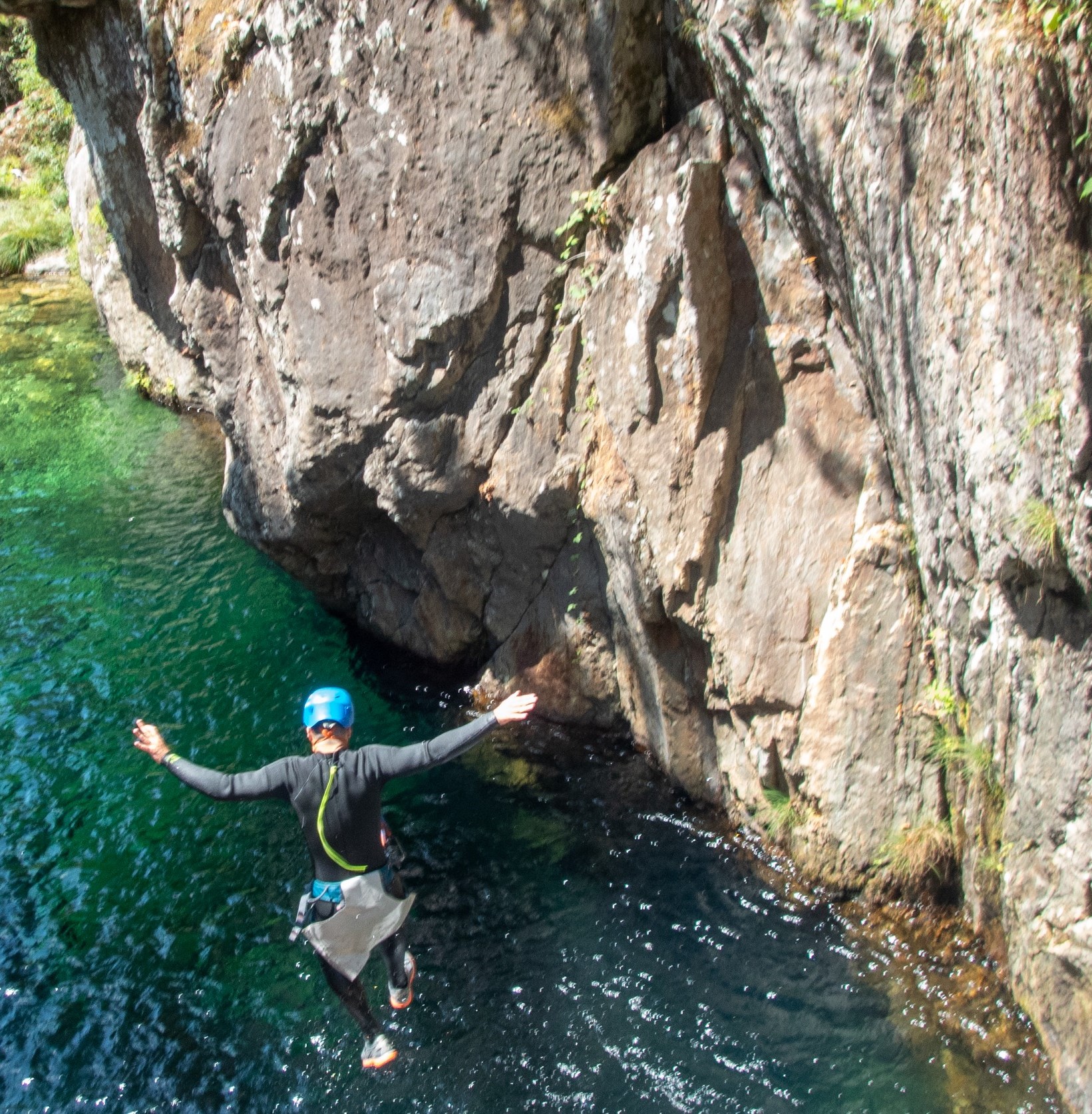 Uomo che pratica canyoning moderato-difficile nel fiume Teixeira con WILDIT Tours Porto.