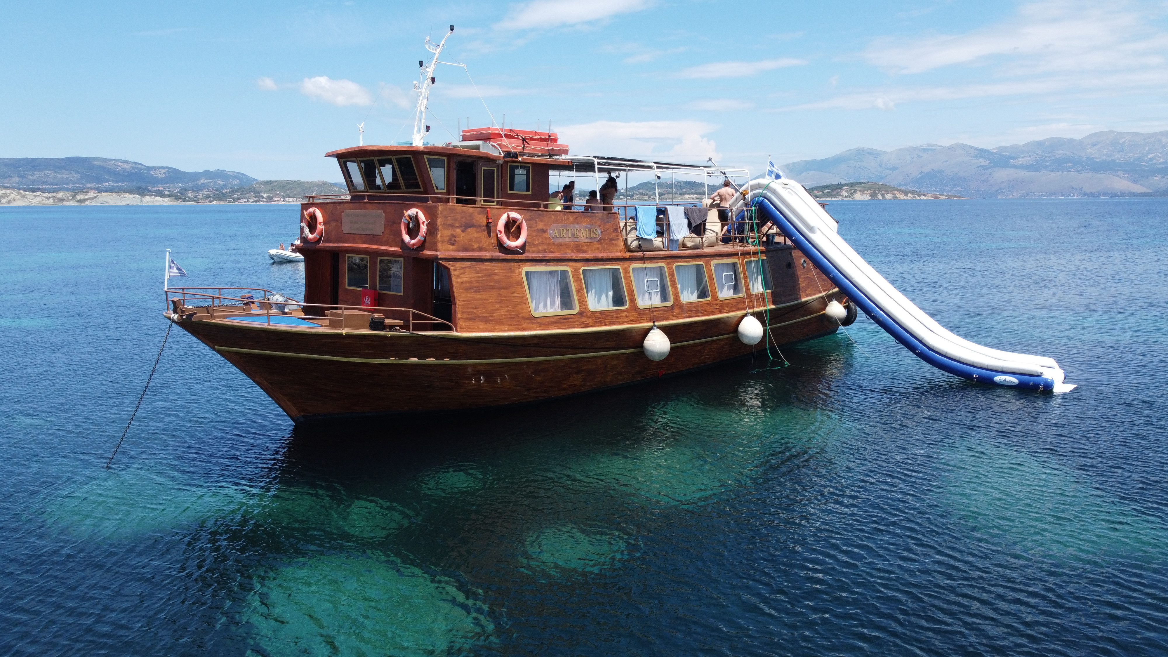 Bootsausflug zu den White Rocks, Vardiana Island & Xi Beach mit Mittagessen mit Artemis Cruises Kefalonia.