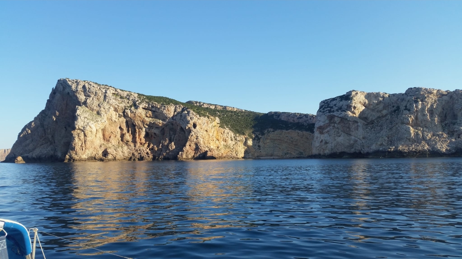 Tour in barca a vela da Alghero lungo la Riviera del Corallo con pranzo.