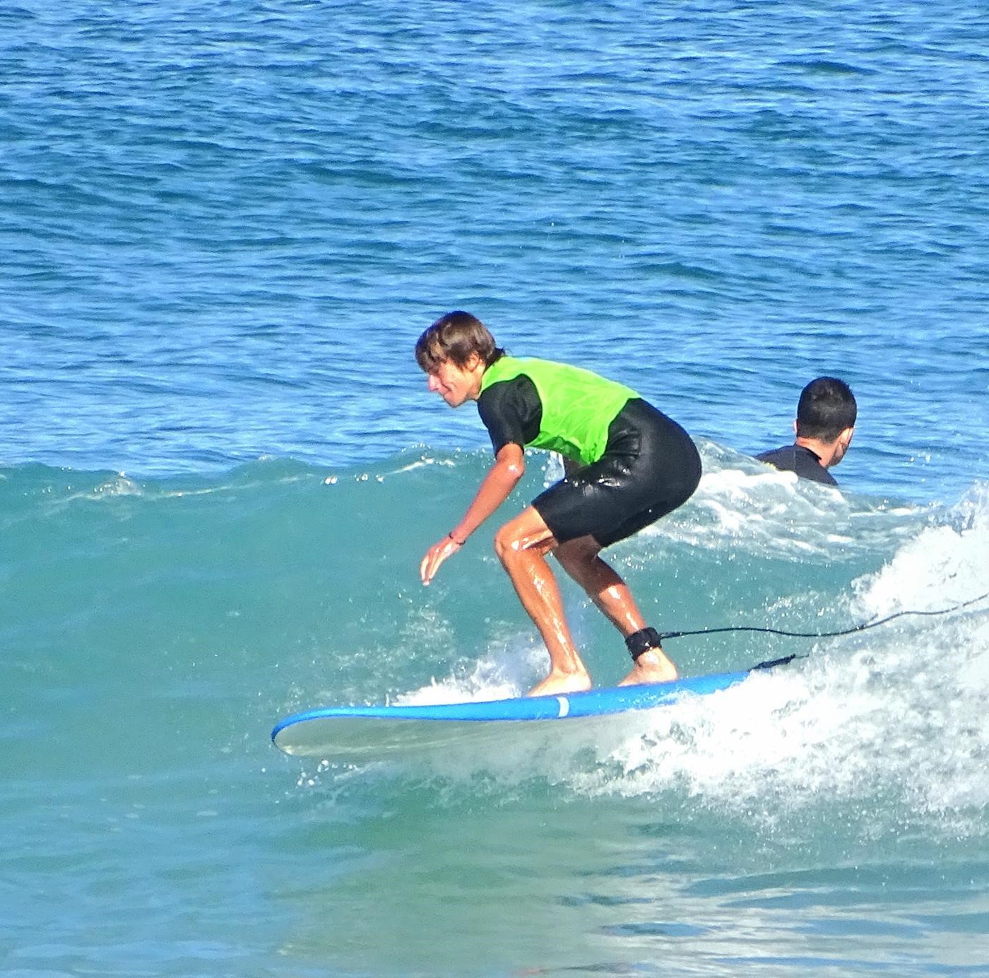 Une personne sur sa planche de surf durant les Cours de surf (dès 6 ans) sur la plage des Sablères à Vieux-Boucau avec Bike and Wave Vieux-Boucau.
