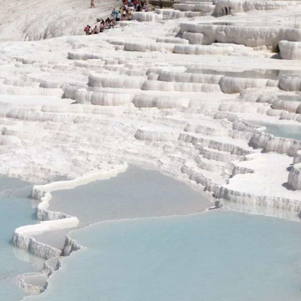 Het natuurwonder van Pamukkale dat je kunt zien tijdens de Het natuurwonder van Pamukkale dat je kunt zien tijdens de Privé Dagtocht van Bodrum naar Pamukkale & Hierapolis met Morning Travel Bodrum.