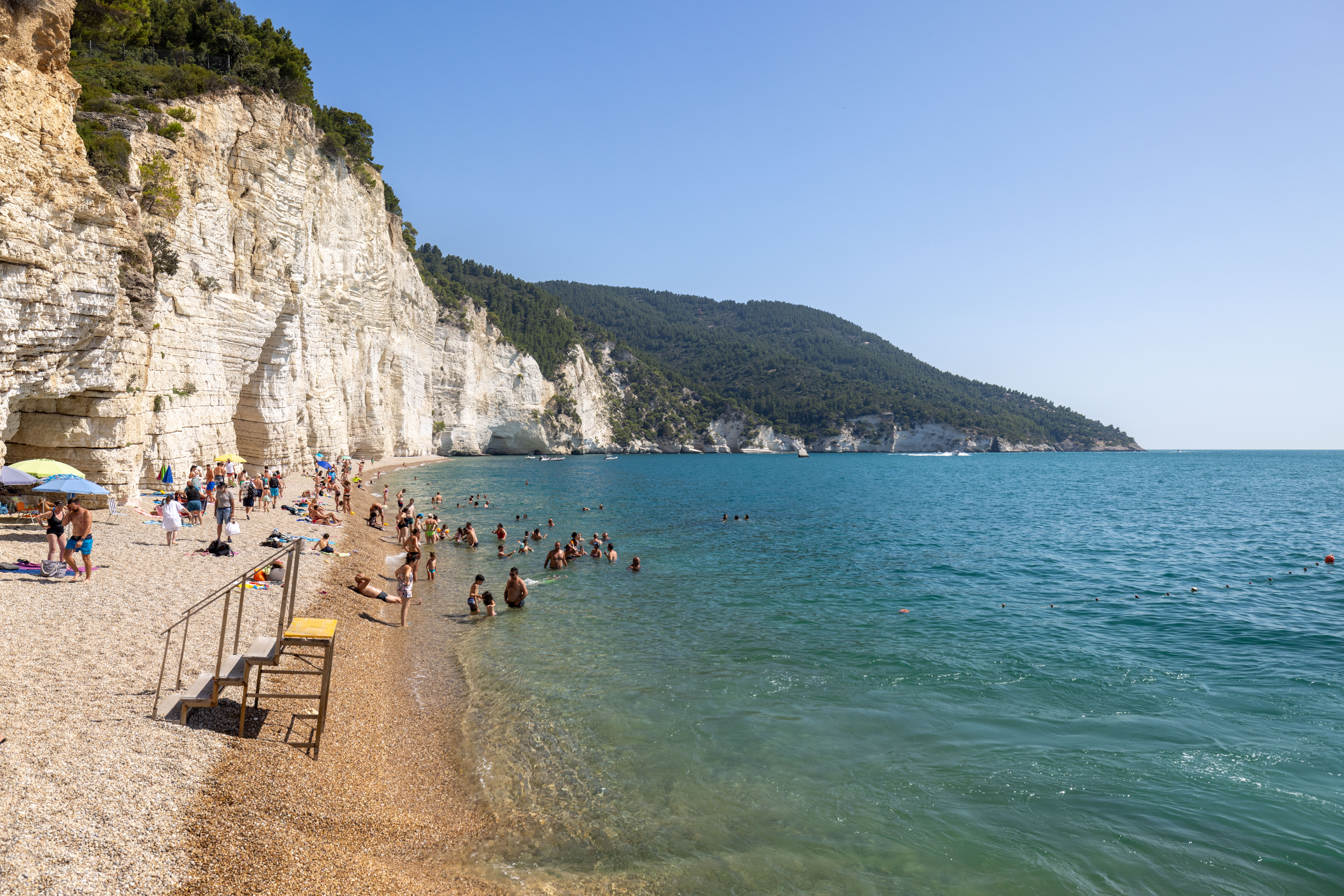 Bootstour entlang der Küste von Gargano und durch die Meeresgrotten.