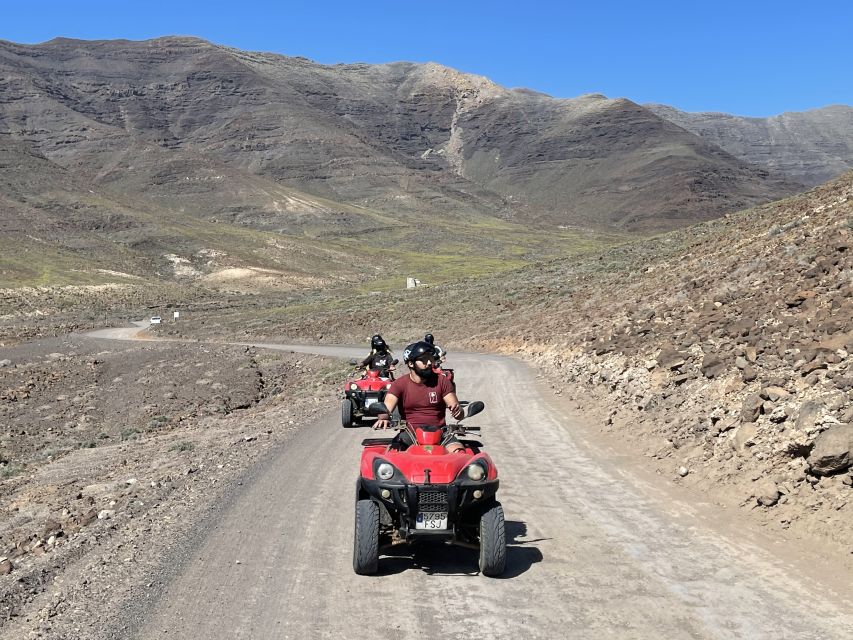 Kunde fährt das Quad von Fuerteventura Quad während der Tour durch den Jandía-Naturpark von Tour2b.