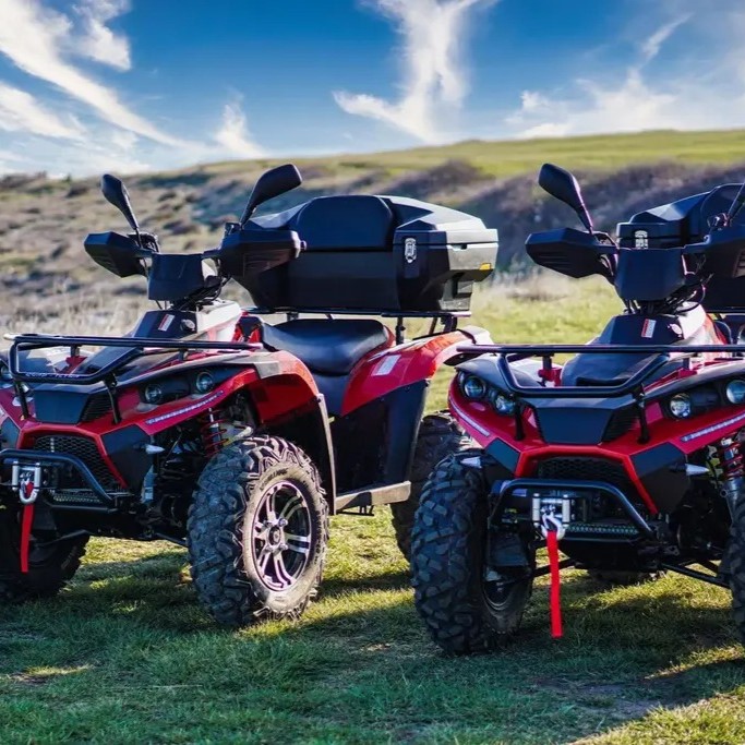 Due Quad davanti a un bellissimo paesaggio durante il Tour in quad da Medulin a Ližnjan e al faro di Marlera con Globus Quad Safari Medulin.