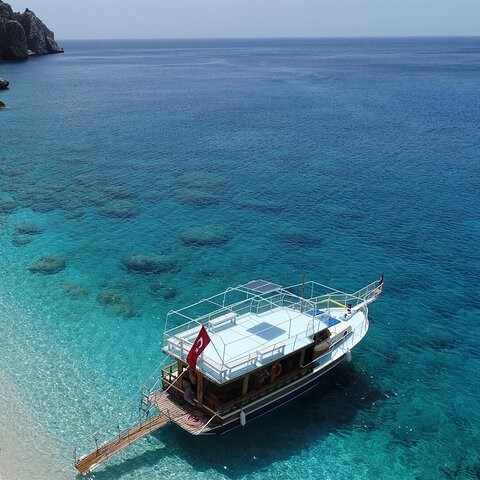 Das Boot, das während der Bootstour von Kemer zur Insel Suluada mit Mittagessen und Schwimmstop mit Solymos Travel Antalya benutzt wird.