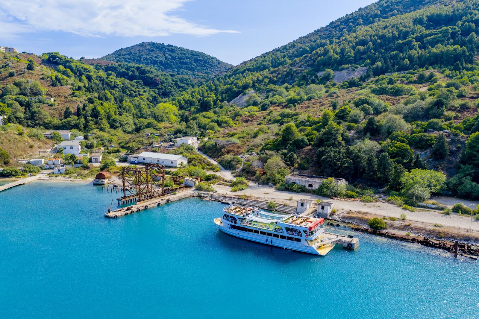 Ganztägige Bootstour von Vlore zur Haxhi-Ali-Höhle und zur Insel Sazan.