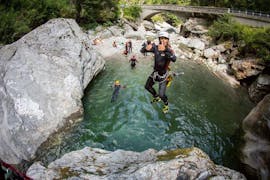 Mann springt von Felsen beim Canyoning in Zemmschlucht - Blue Lagoon Tour mit Mountain Sports Mayrhofen.
