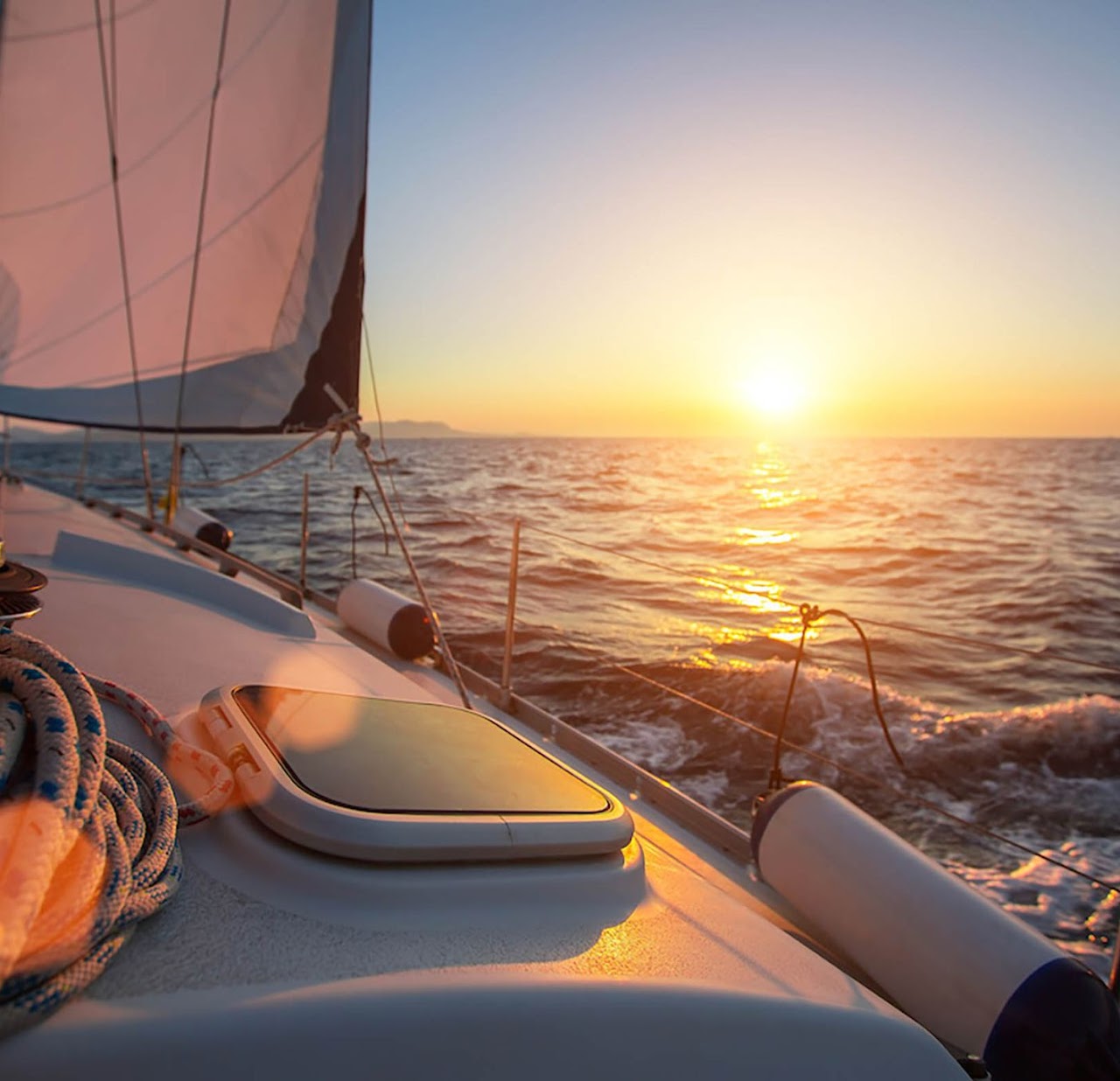 Private Segelbootstour bei Sonnenuntergang entlang der Küste von Gallipoli mit Aperitif.