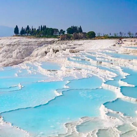 Die schönen mineralisierten Pools des Cotton Castle, die Ihre während dem Tagesausflug nach Pamukkale, Hierapolis und Kleopatra's Pool mit Mittagessen mit Solymos Travel Antalya sehen könnt.