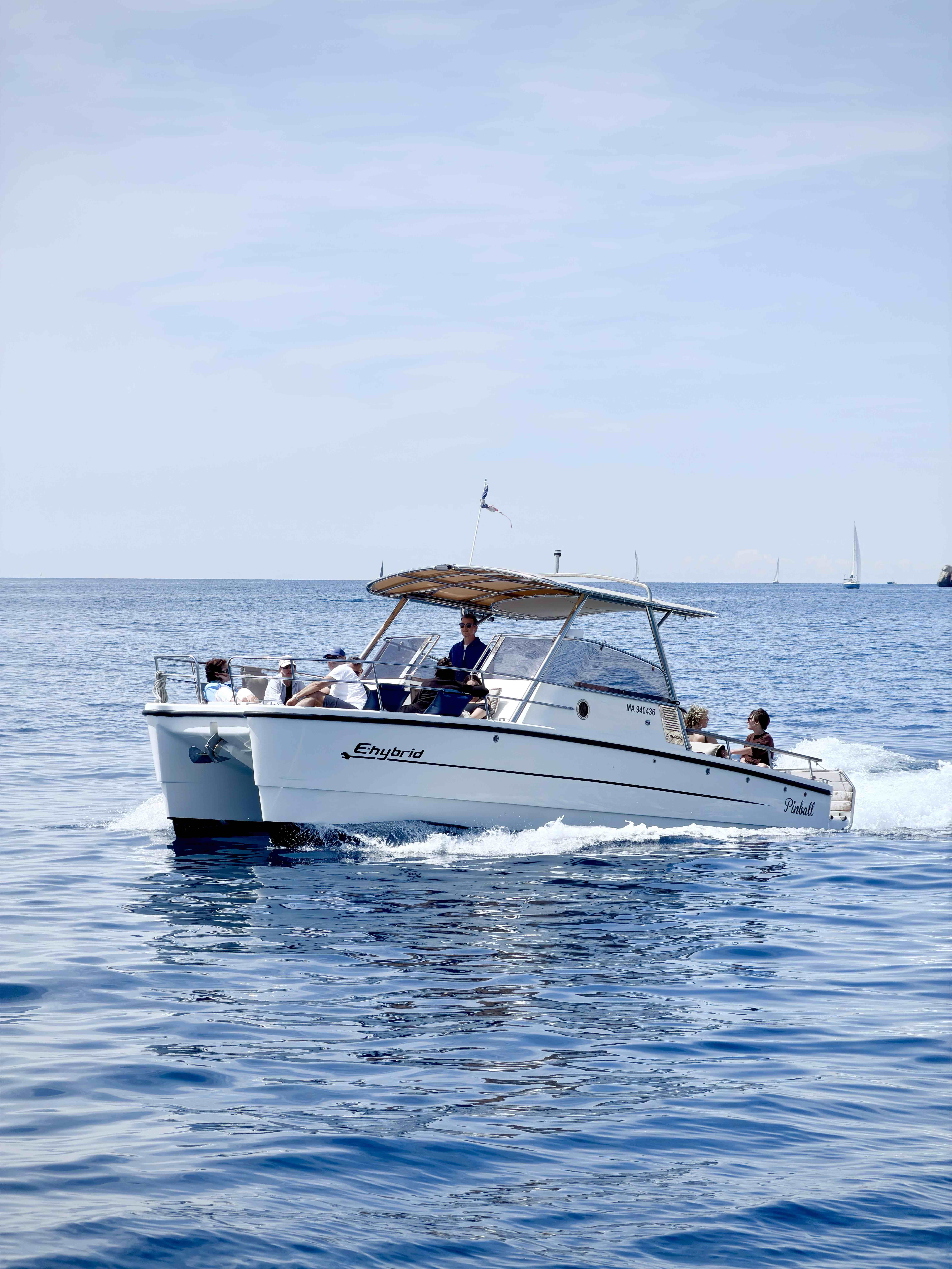 Balade en catamaran dans le Parc National des Calanques avec Baignade avec Eco Calanques Marseille.
