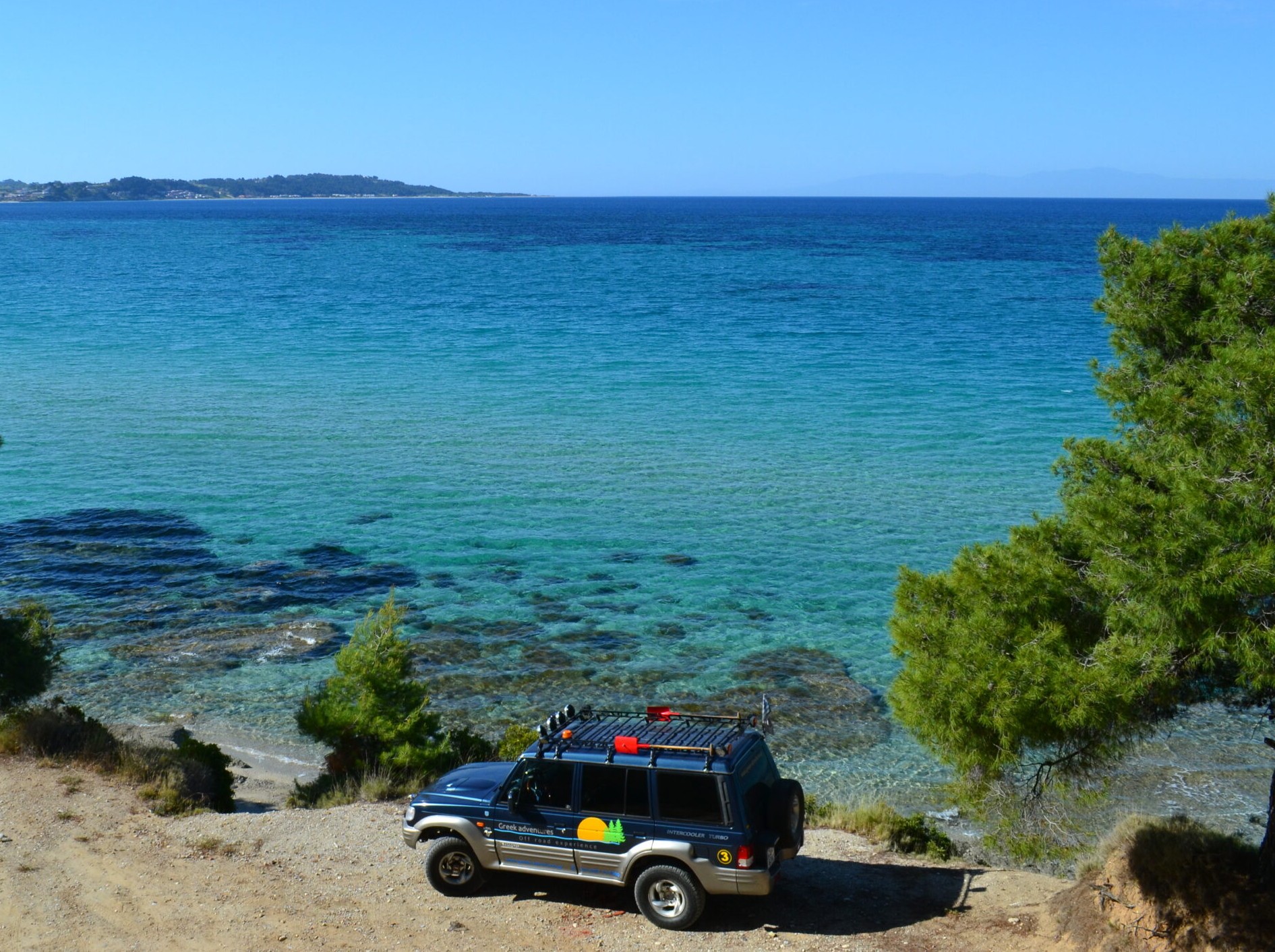 La voiture devant une plage pendant l'Excursion guidée en 4x4 tout-terrain dans la péninsule de Kassandra avec Greek Adventures Halkidiki.