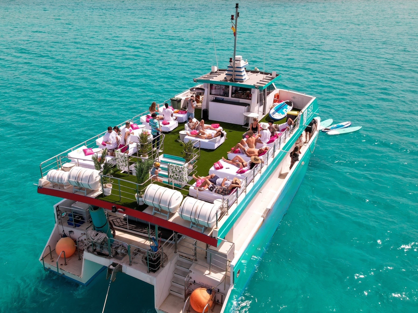 Ibiza: Ferry de ida y vuelta a Formentera desde Figueretas o Playa d'en Bossa con Ibiza Sea Cruises .