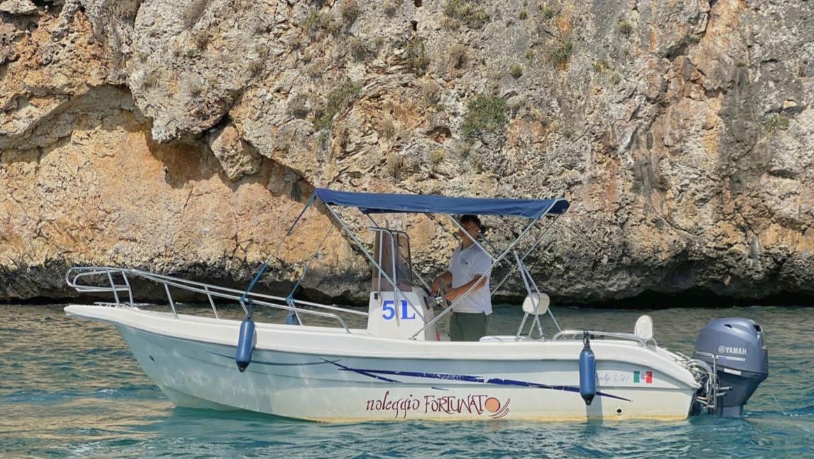 Location de bateau le long de la côte du Salento (jusqu'à 7 personnes) sans permis avec Fortunato Noleggio Castro.