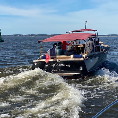 Un barco navegando en el Bassin d&#x27;Arcachon durante el paseo privado en barco hacia Banc d&#x27;Arguin y la Dune du Pilat con Spirit of Nantucket Arcachon.