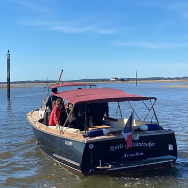 Un bateau à moteur sur l'eau durant la Balade privée en bateau d'une journée dans le Bassin d'Arcachon avec Spirit of Nantucket Arcachon.