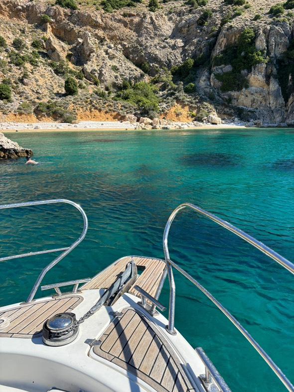 Private Bootstour von Punat zur Insel Plavnik und zur Blauen Höhle mit Adriatic Frequencies Punat.