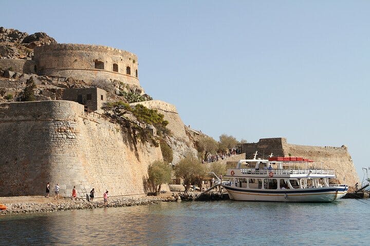 Die Insel Spinalonga, die während des Tagesausflugs nach Agios Nikolaos und der Insel Spinalonga mit Hotelabholung von Altino Travel Malia besucht wird.