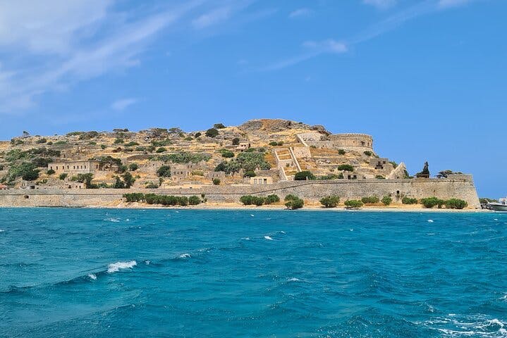 Die Insel Spinalonga, die während des Tagesausflugs nach Agios Nikolaos und der Insel Spinalonga mit Hotelabholung von Altino Travel Malia besucht wird.