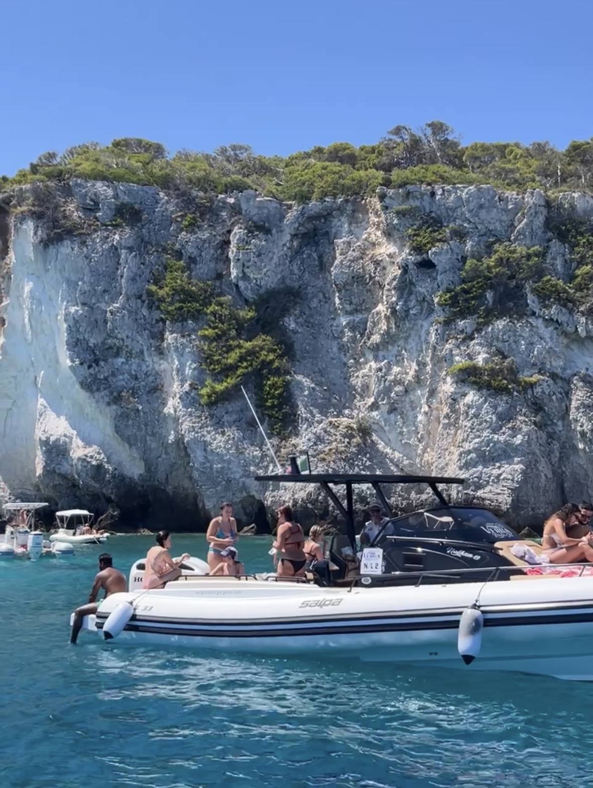 Tour in gommone da Rodi Garganico lungo la costa con soste per nuotare con Verga Nautic Jet Rodi Garganico.