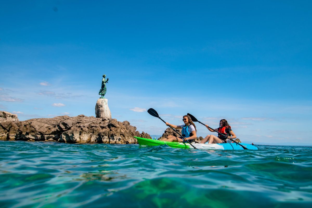 Dos chicas utilizando un kayak durante una excursión en kayak de 4,5 km por Opatija para principiantes de Opatija Adventure.
