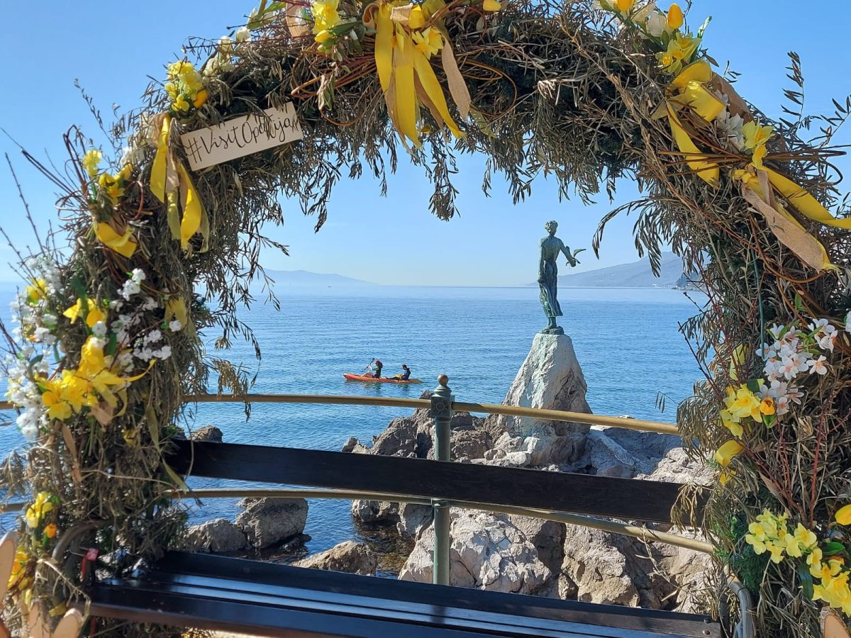 Paisaje visto durante la excursión en kayak de 4,5 km por Opatija para principiantes de Opatija Adventure.