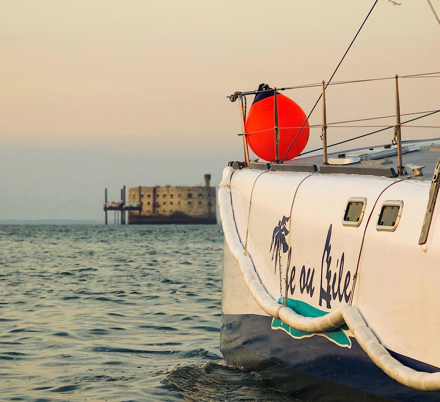 El catamarán cerca de Fort Boyard durante el Paseo en catamarán al atardecer por Fort Boyard desde Boyardville con Île ou Aile Catamaran Oléron.