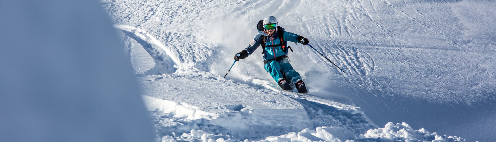 A skier races down off-piste during the Freeriding Basic course.