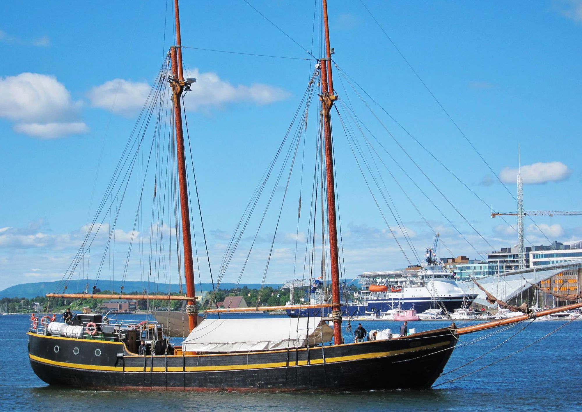 Sailboat swimming on the water which will be used for the Sailboat Trip along the Oslofjord with Live Music & Dinner from Trollcruise AS Oslo.